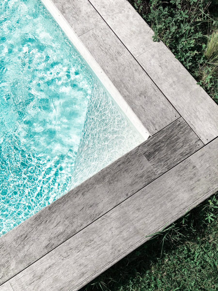 Margelle de piscine en bois gris