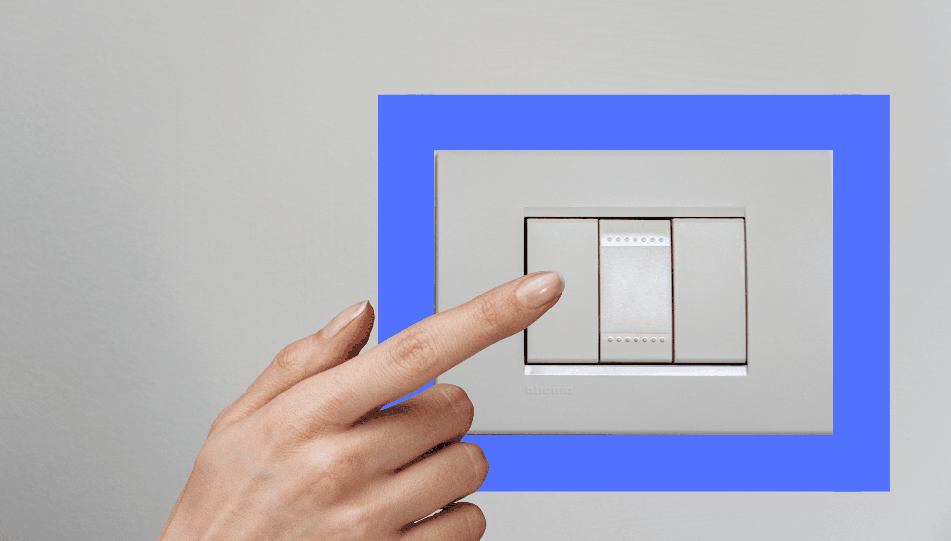 interrupteur blanc avec cadre bleu