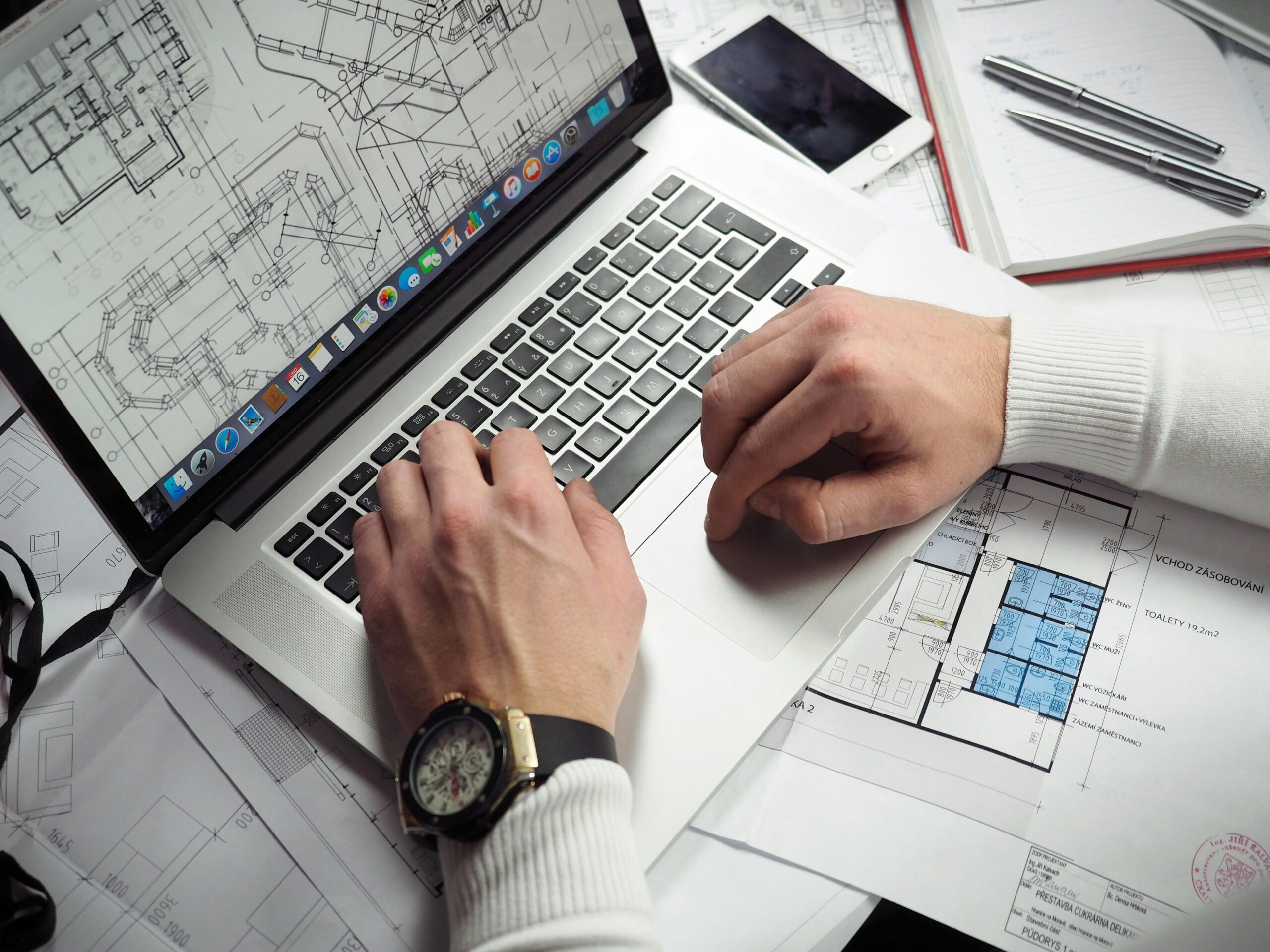 homme travaille sur ordinateur Dirigeant d’une PME du bâtiment travaillant sur ses plans